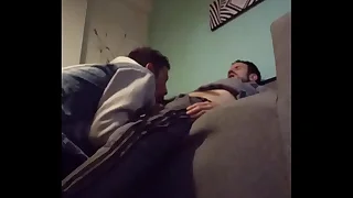 Mamada y cogida en el sofá.